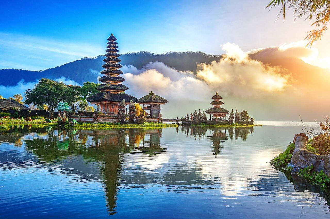 Bali, Batur-tó és templom napfelkeltekor