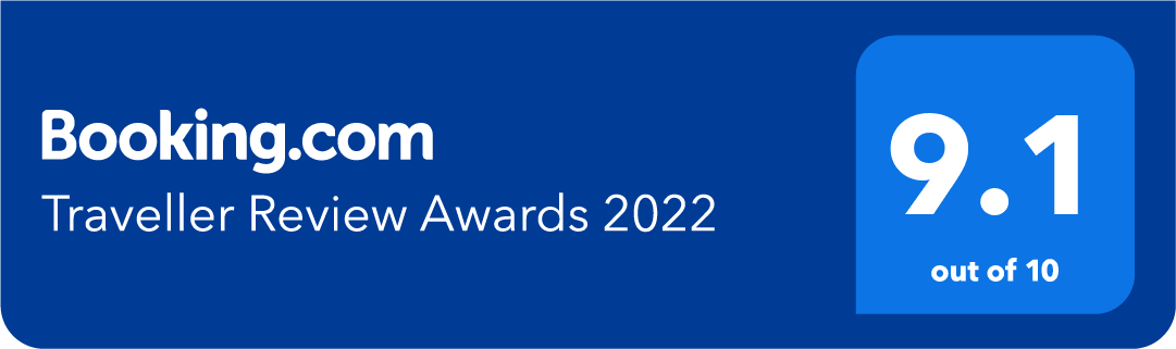 Kék Booking.com értékelési matrica 2022-es Traveller Review Awards 9,1-es pontszámmal.