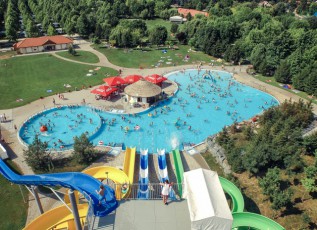 Légi felvétel kék medencékkel, csúszdákkal és napernyőkkel.