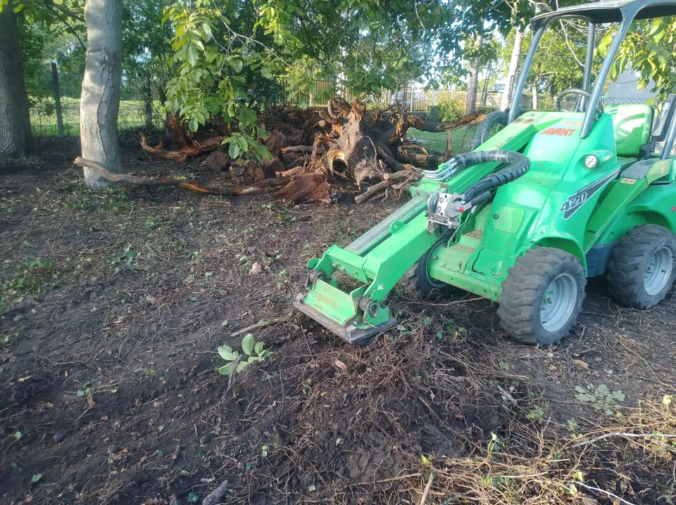 Robotfűnyíró a gyepen