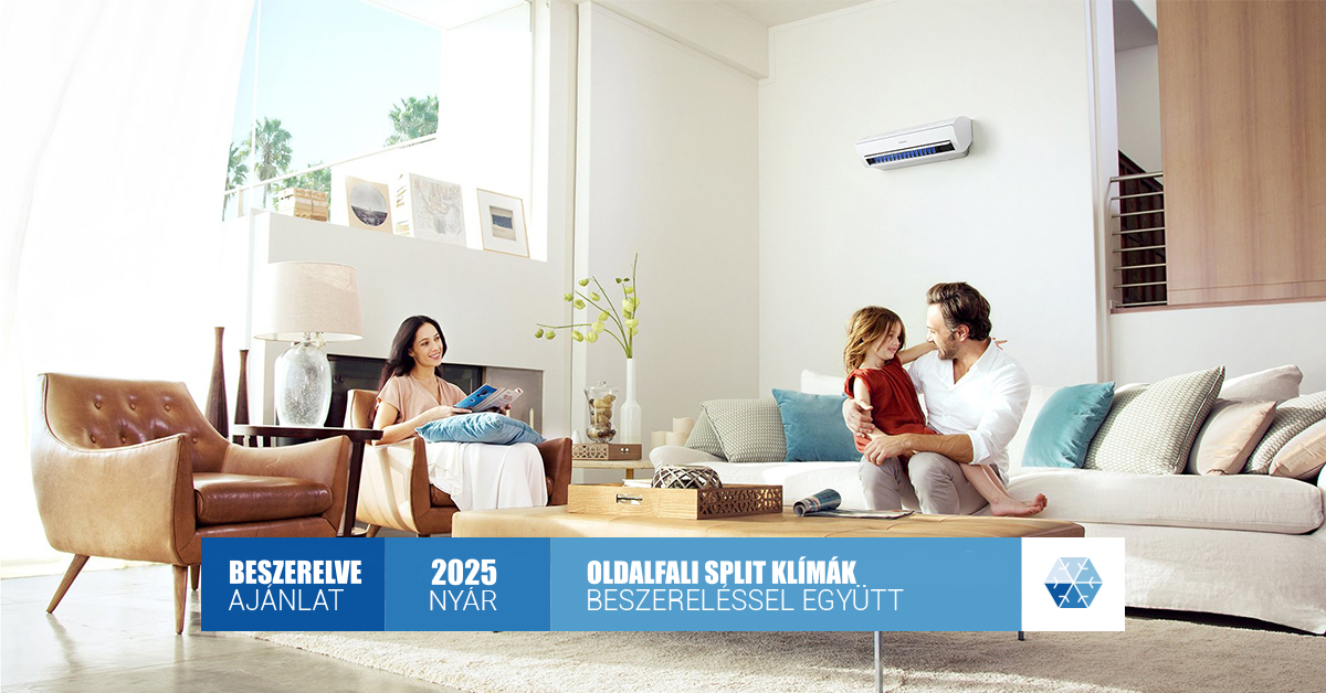 A bright living room scene shows a wall-mounted split air conditioner high on the wall and several people seated around a sofa and chair. A blue-and-white banner reads “BESZERELVE,” “AJÁNLAT,” “2025,” “NYÁR,” “OLDALFALI SPLIT KLÍMÁK,” and “BESZERELÉSSEL EGYÜTT.” A blue snowflake mark appears at the right side of the banner.