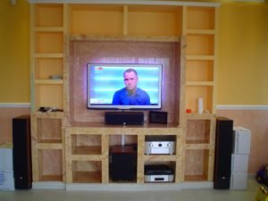 Beépített nappali bútor televízióval.
