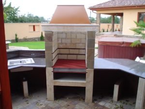 Kültéri falazott grillsütő fedett udvaron.