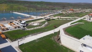 Szabadtéri fürdő medencékkel és zöld területekkel