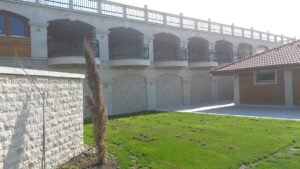 Világos támfalburkolat szabadtéri fürdőben