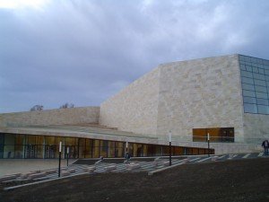 Világos épület kültéri előtérrel