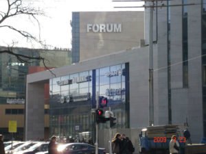 Modern épület ívelt üvegfallal