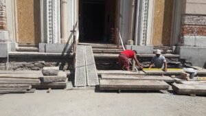 Kőlépcső restaurálás előtti állapotban.