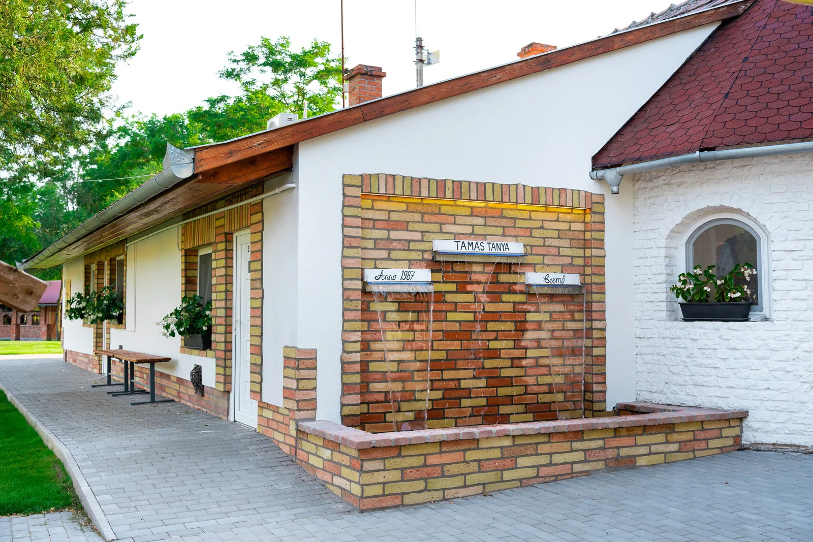 A Tamás Tanya rendezvényhelyszíne és zöld környezete.