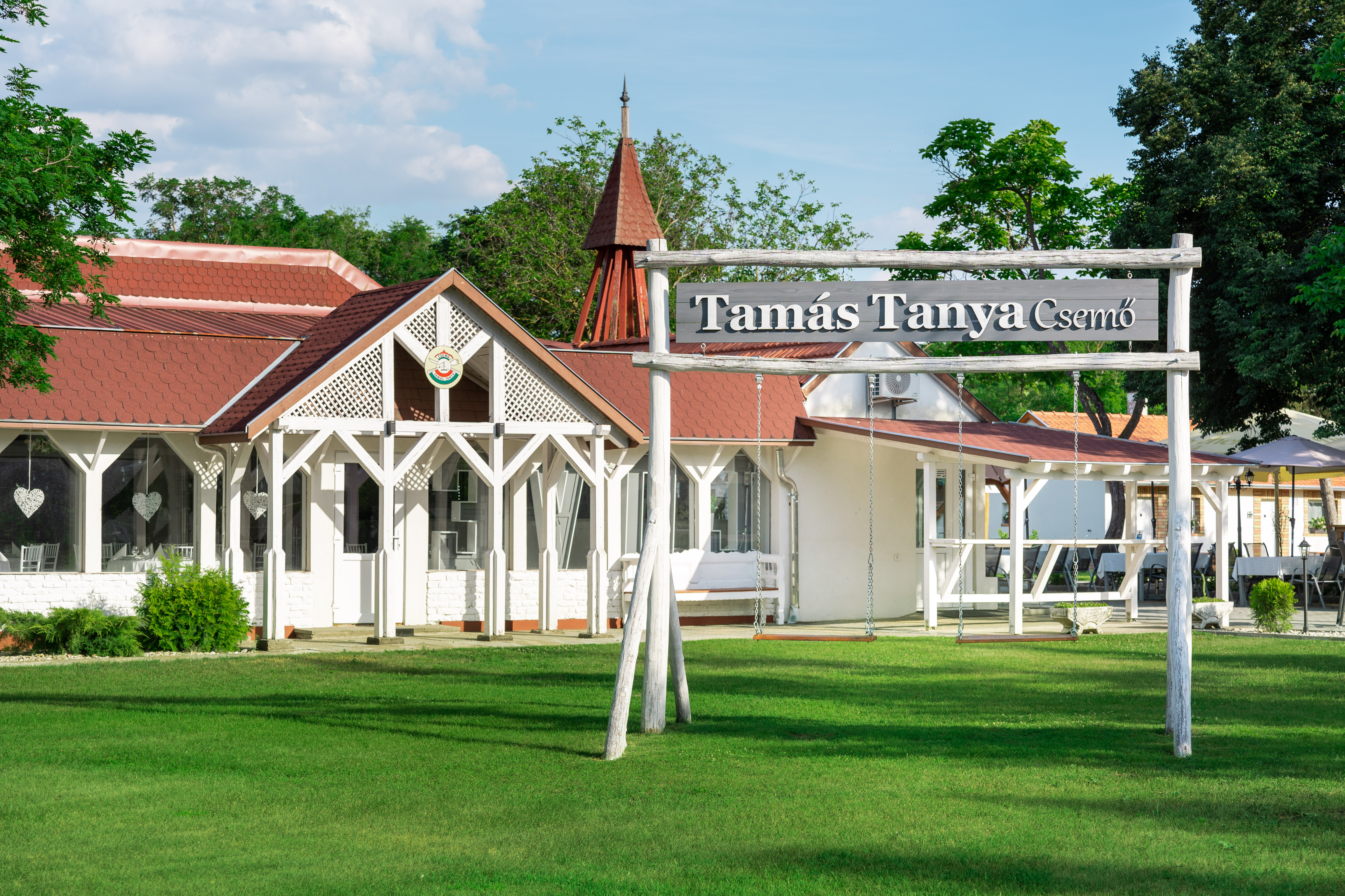 Tamás Tanya főépülete füves udvarral.