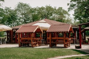 Fa pavilonok a Jurta mellett.