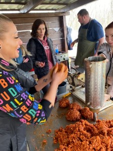 Helyszíni ételkészítés kézi présgéppel.