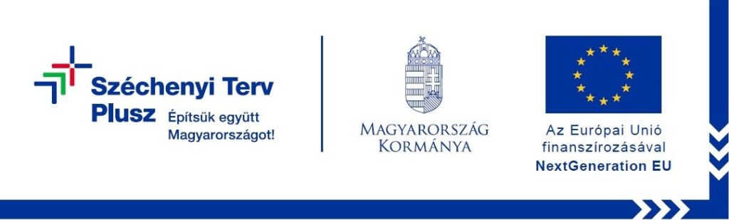 A széles, vízszintes banner fehér alapon kék keretet és jobb oldalon egymás alatti kék nyílformákat mutat. Felső részén a Széchenyi Terv Plusz, Magyarország Kormánya és az Európai Unió jelképei, valamint a „NextGeneration EU” felirat látható. A banner szövege az Európai Unió társfinanszírozását nevezi meg.